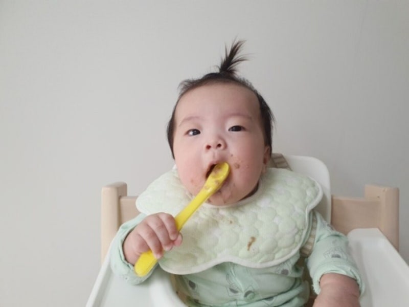 초기이유식 식단표, 6개월 양 횟수와 재료 순서·수유 간격은 어떻게 잡을까?