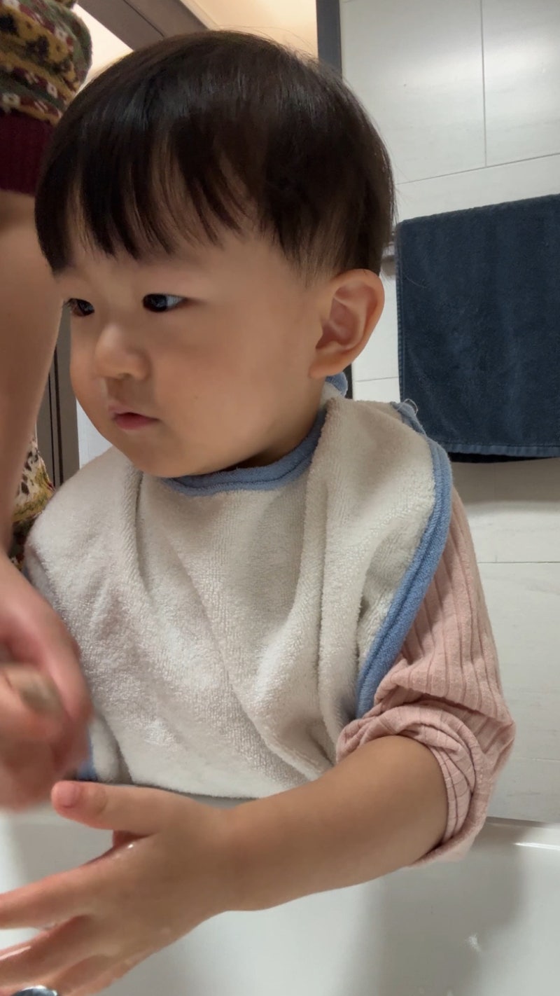 육오빠 워시빕 세안턱받이 후기, 아침마다 옷 젖는 고민 해결한 아기수건