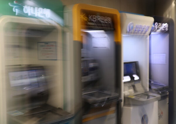 [뉴투] AI로 빨라진 해킹, 금융권 ‘옆문’ 뚫렸다… 비상 걸린 보안체계와 소비자 행동요령 -....