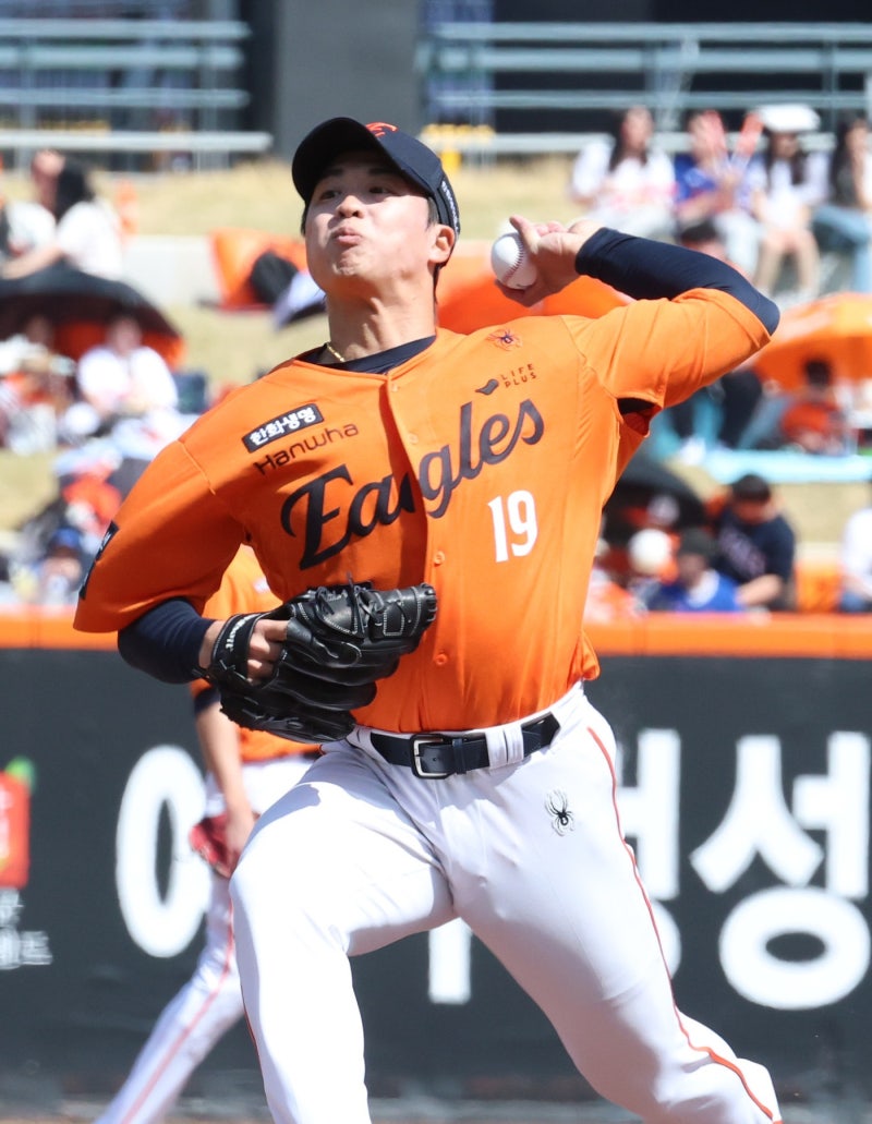 한화 왕옌청 30만 달러 재계약, 20세 대만 영건도 아낀 이유