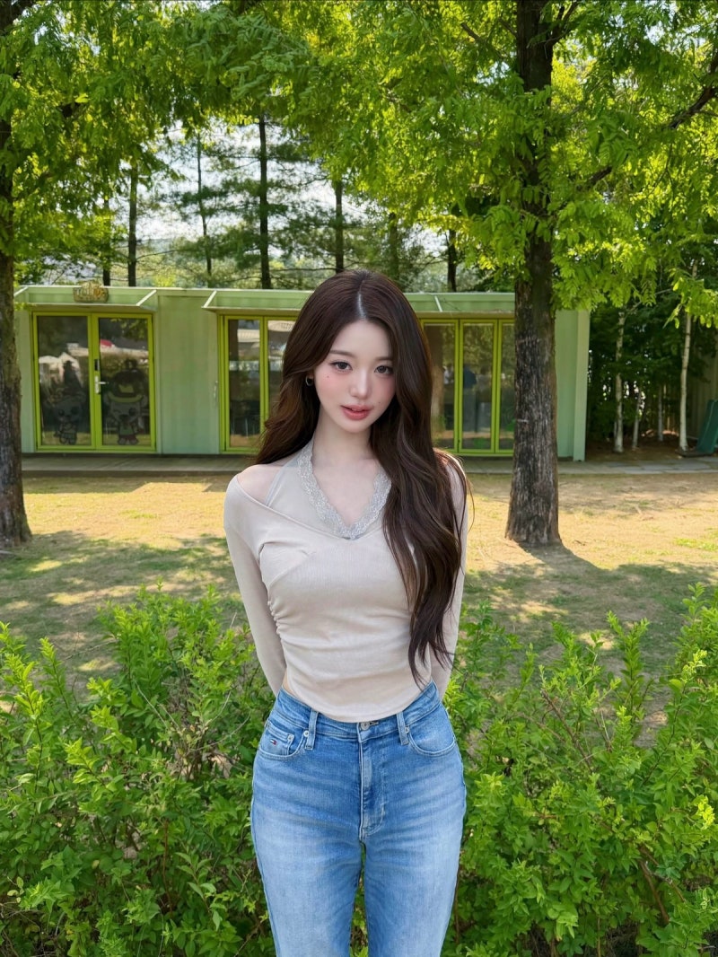 장원영 데일리룩 완전 분석 베이지 레이스 탑+청바지 OOTD, 이게 바로 원영적사고 패션!