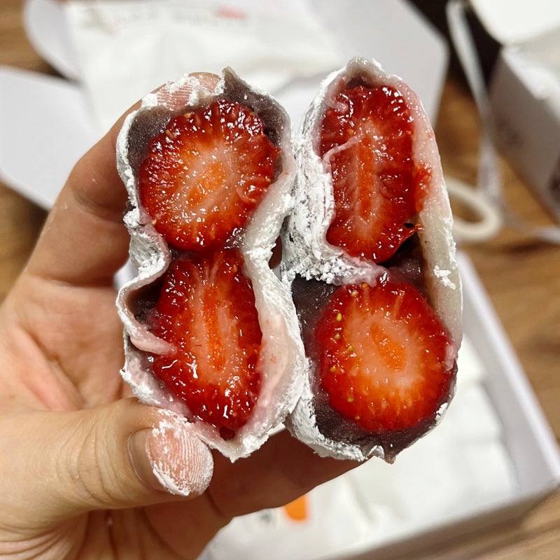속초 중앙시장 속초딸기모찌: 가성비 과일찹쌀떡! 여행 선물로 딱~ 먹거리 추천