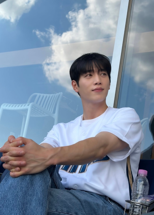 서강준 흰 티에 청바지만 입었는데…진짜 얼굴이 다했다