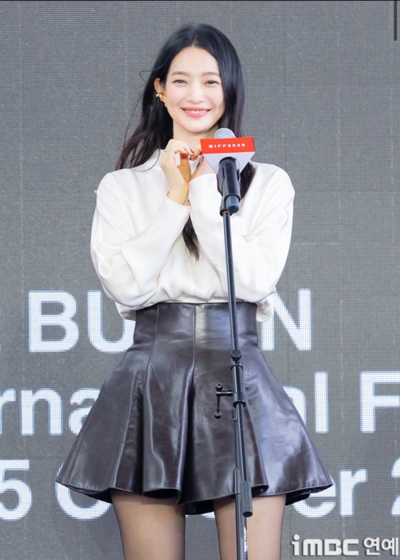 "실물 원탑 미모에 부산 들썩!" 신민아 부산국제영화제 '재혼황후' 무대인사 착장 패션