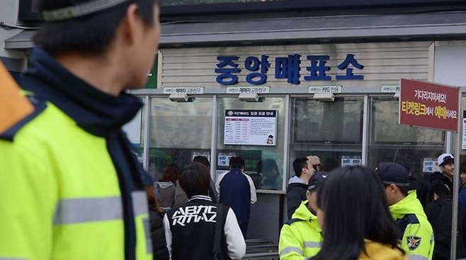 “야구표 비싸게 팔았다가 징역까지?” 포스트시즌 암표상 집중 단속!