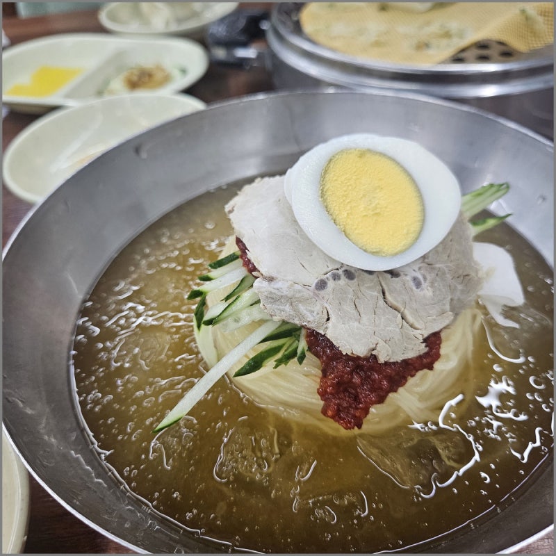 부산역 건너편 초량밀면, 한약재 육수 밀면에 뜨거운 왕만두까지