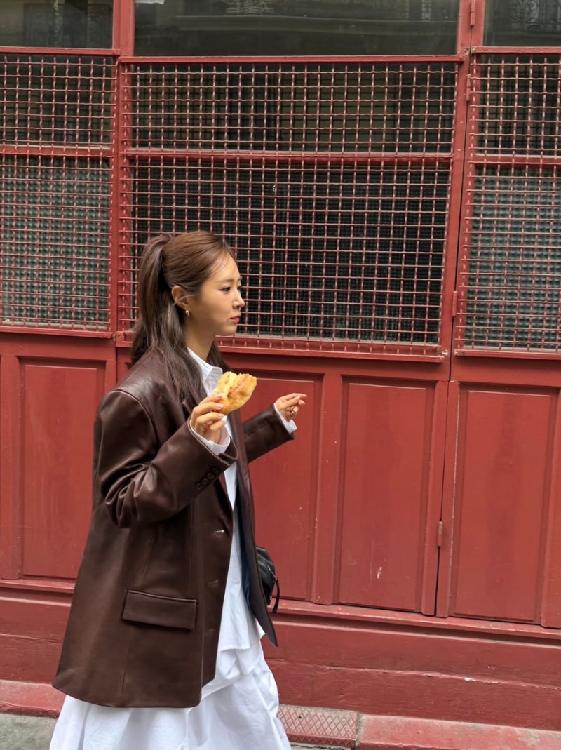 제주살이하던 권유리, 파리 가더니…빵보다 눈에 띈 가을 패션