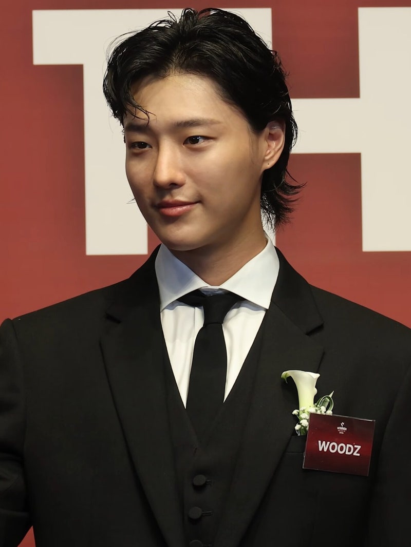 우즈 포스터 속 ‘261,020’, 알고 보니 신곡 공개 날짜였다