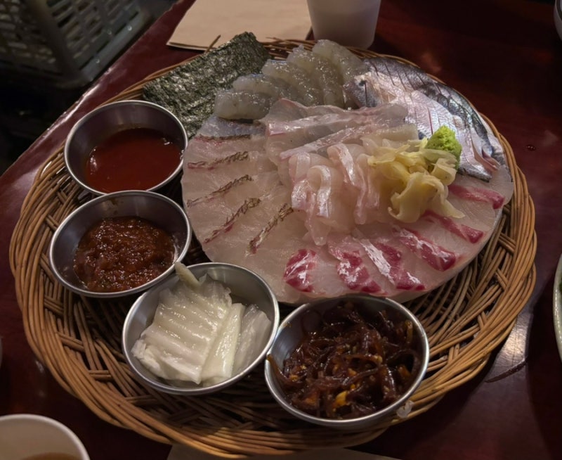 [서울 / 용산] 용리단길 야장 용산 봉숭아 | 주말 웨이팅 • 전어회, 생새우 후기