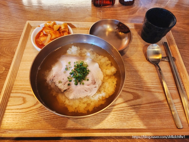 부평구청역 곰탕 깔끔한 육수 접시수육 소반 부평구청점
