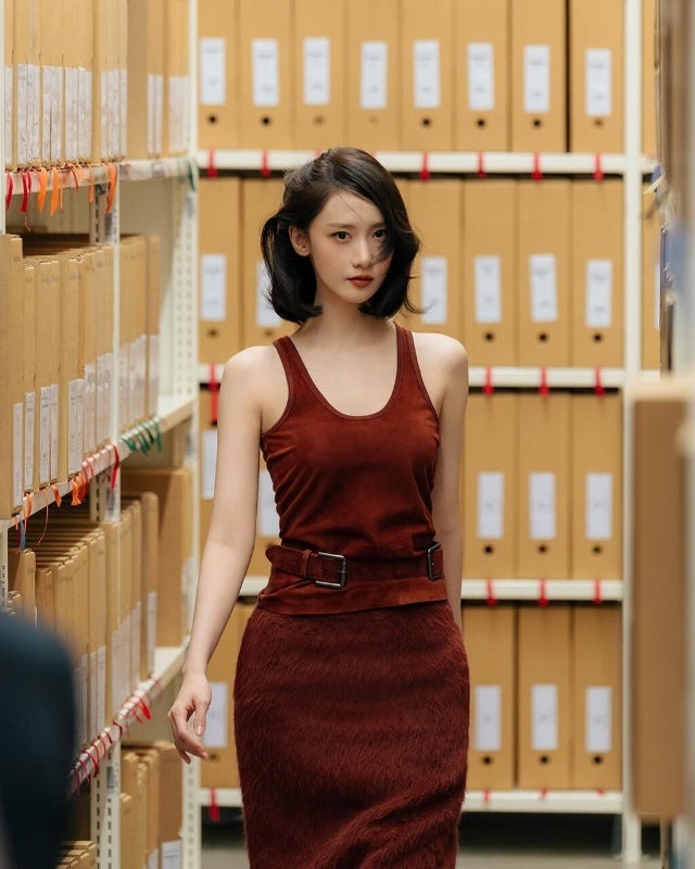 임윤아, 중단발 변신에 이어 벨트로 강조한 잘록한 허리라인