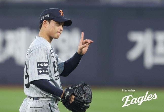 “11승 투수를 단돈 30만 달러에?” 한화 왕옌청 재계약, 진짜 대박인 이유