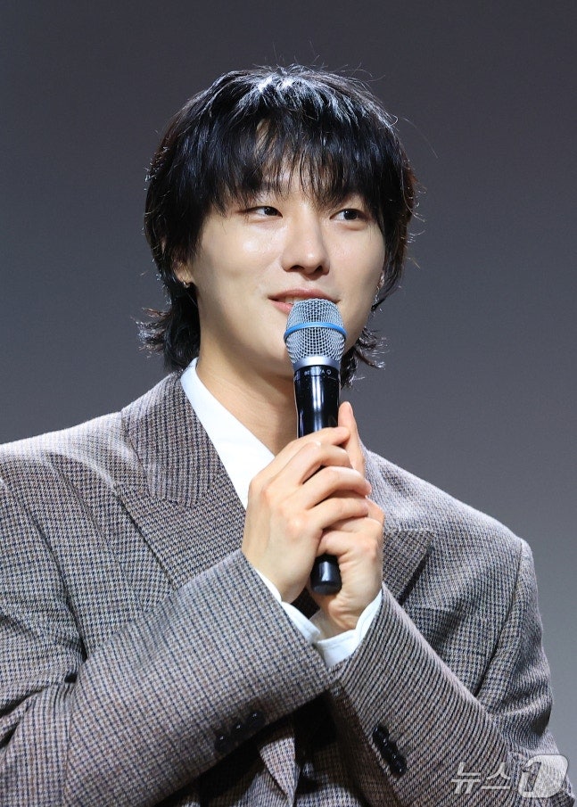 우즈, 성시경 앞 강렬 샤우팅 예고…20일 신곡 'Come into my world!' 첫 무대일까?
