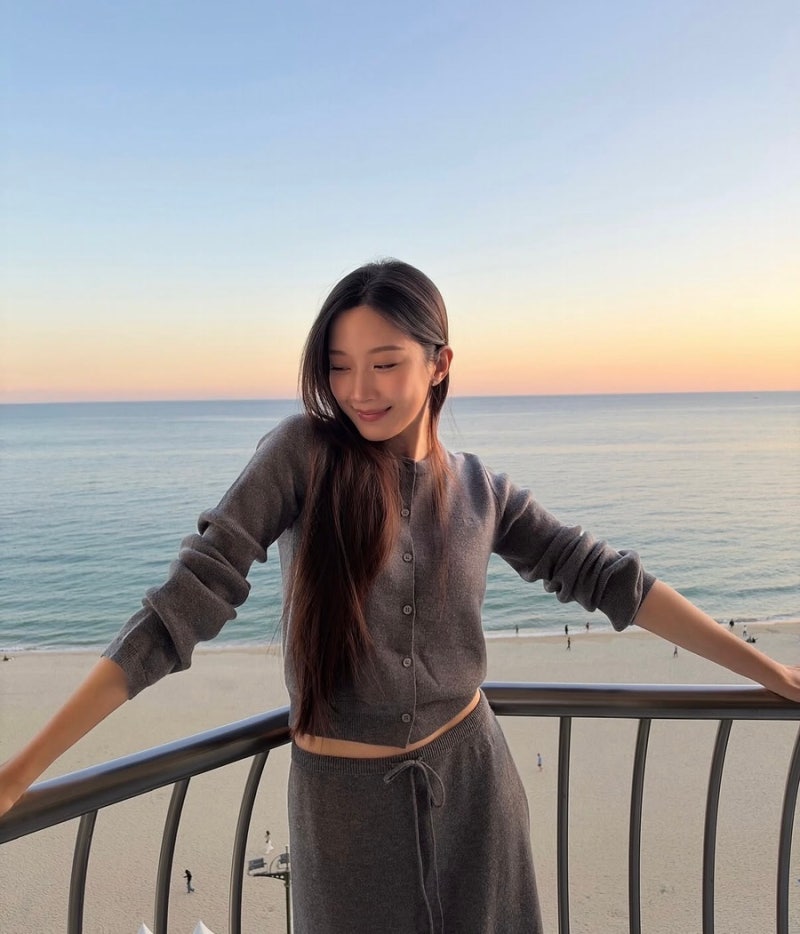 문가영이 입은 차콜 니트 셋업 어디꺼? 레이지지 가디건부터 롱스커트까지
