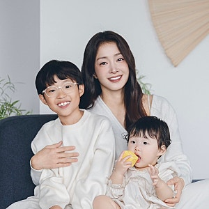 이시영 둘째 딸 근황 공개! 첫돌 앞두고 공개한 가족사진