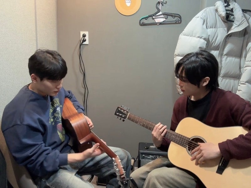 오늘은뮤직 잠실점에서 강사와 수강생이 마주 앉아 1:1로 기타 레슨을 하는 모습