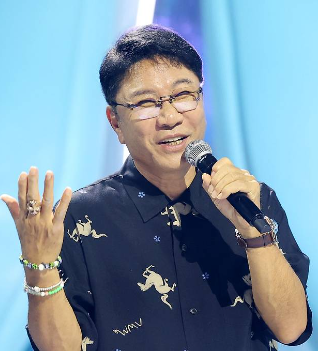 74세라니 믿기지 않아…"풍성한 머리숱에 잡티 없는 피부" 이수만이 세월을 비껴간 비결
