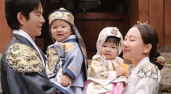 카메라만 45명? <b>손민수</b>임라라 <b>쌍둥이 돌잔치</b>, 유난일까 감사일까