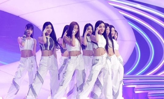 “보아에 소녀시대, 에프엑스까지 생각난다” 이수만 새 걸그룹 비주얼 화제