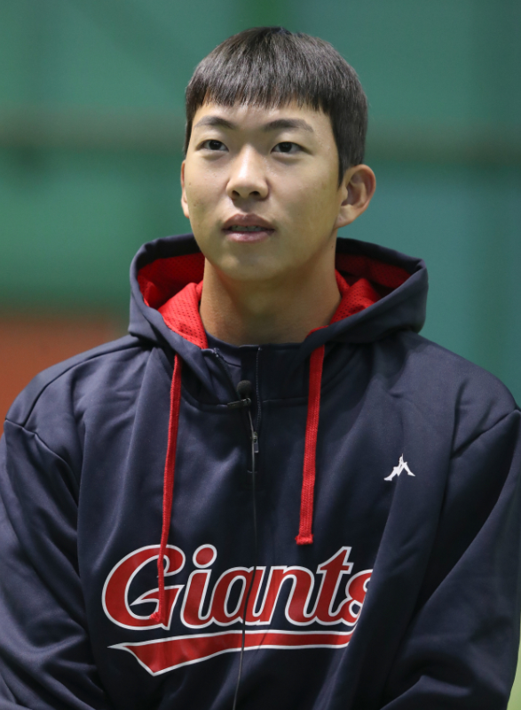 롯데에선 아쉬웠는데 두산에선 3할 타자…김민석 트레이드가 만든 반전