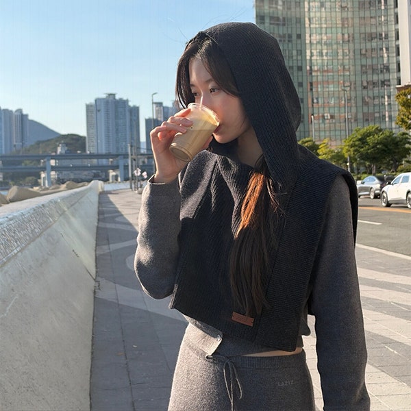 어른 여자 코디가 추구미라면? 문가영 패션 속 후드 스카프와 그레이 니트 셋업