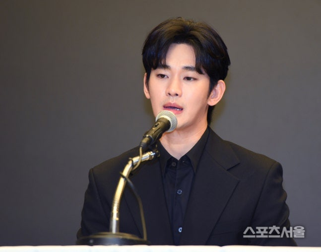 故 김새론, 미성년 교제설 뒤집은 카톡 200장, '알수없음'이 김수현으로 바뀐 경위는?