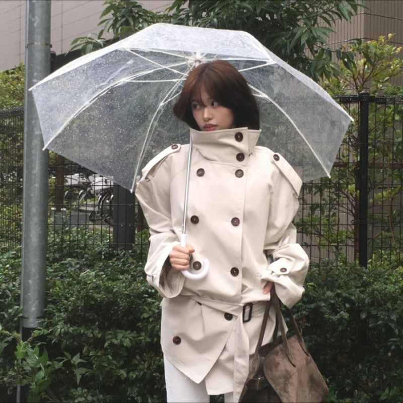 하프 트렌치코트가 대세? 안유진·리즈·태연이 입은 그 옷 어디 거야?