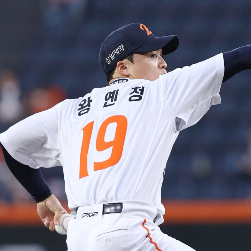 "연봉 3배 뛰었다고?" 한화 왕옌청 재계약 완료 11승 투수에게 4억 안긴 이유