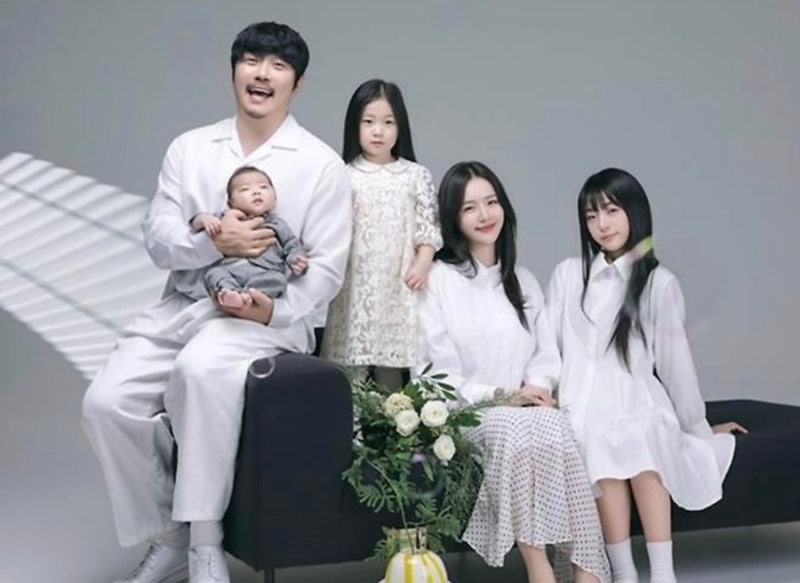 KCM 아내 방예원, 세 아이 낳고 ‘15년 만에’ 웨딩드레스…유재석까지 나선 결혼식, 왜 이제....