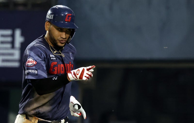 역대 한 시즌 최다 안타 기록을 달성한 롯데 외국인 타자 빅터 레이예스! KBO MVP 경쟁에서 앞....