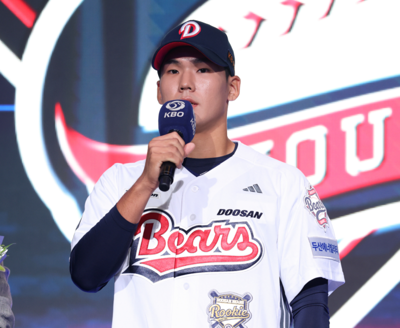 "신인 11명 중 혼자 계약금 5억?" 두산 김지우가 역대 야수 최고액과 어깨를 나란히 했다