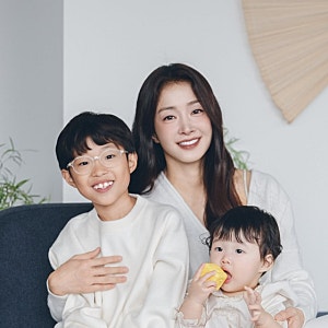 첫돌도 안 됐는데 벌써 이렇게 컸나…이시영 딸의 가족사진