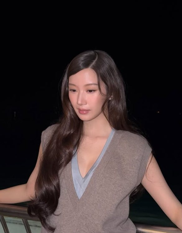 탑스타라면 벌칙 의상 한 번씩 입어야 하나? 문가영·제니·고윤정 샤넬룩