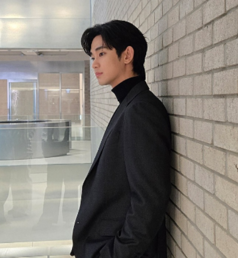 그 카톡, 김수현이 아니었다고?…미성년 교제 의혹에 새로 나온 보도