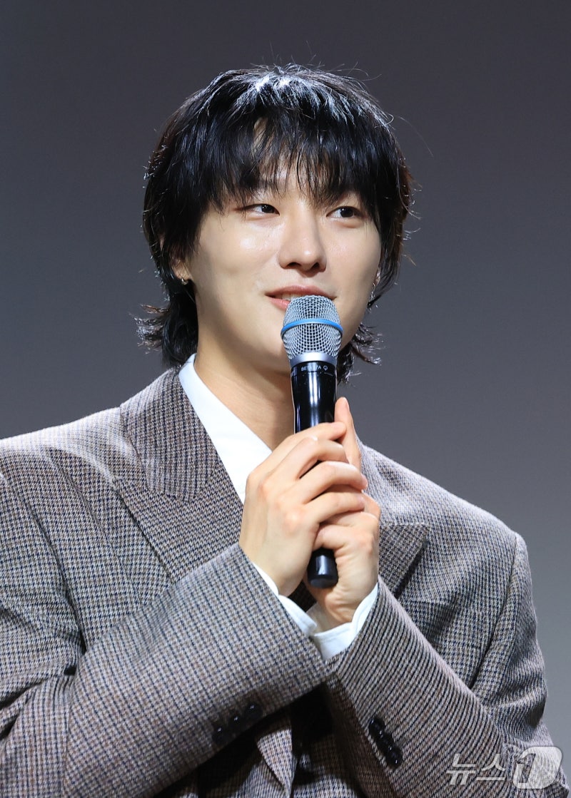 우즈, 성시경 앞 강렬 샤우팅, 20일 신곡 'Come into my world!' 첫 공개