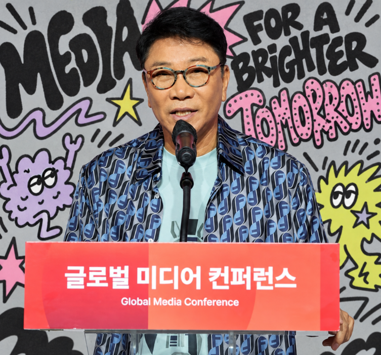 이수만, SM 떠난 지 3년…새 걸그룹·보이그룹 동시에 공개