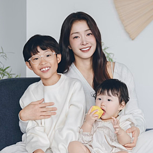 이시영 두 번째 가족사진, 아들·둘째 딸 품에 안고 흰색 계열 옷 맞춰 입었다