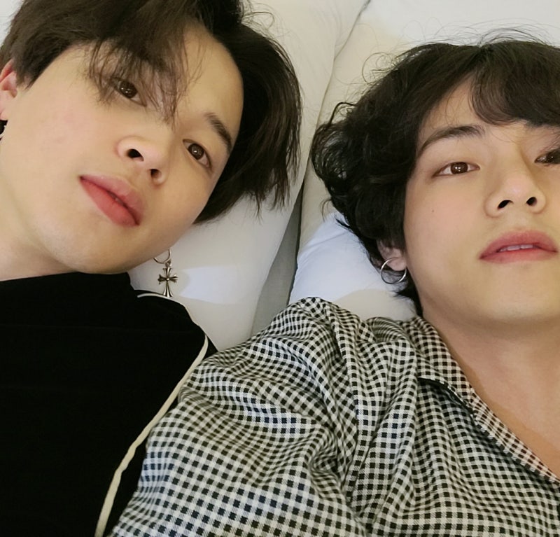 방탄소년단 뷔, 지민 생일 맞아 위버스 사진 9장 공개 “이쁨받는 지민이~”