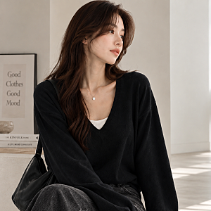 여성 딥브이넥 니트 코디, 유니앤유니와 완성하는 가을 레이어드룩