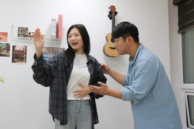 오늘은뮤직 부천점 보컬 강사가 레슨실에서 수업을 준비하는 모습