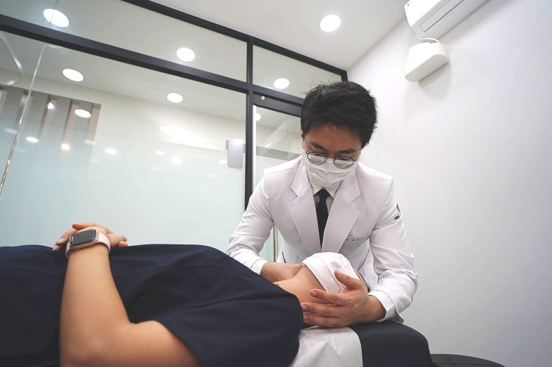목디스크 거북목 일자목 통증이 팔까지 내려온다