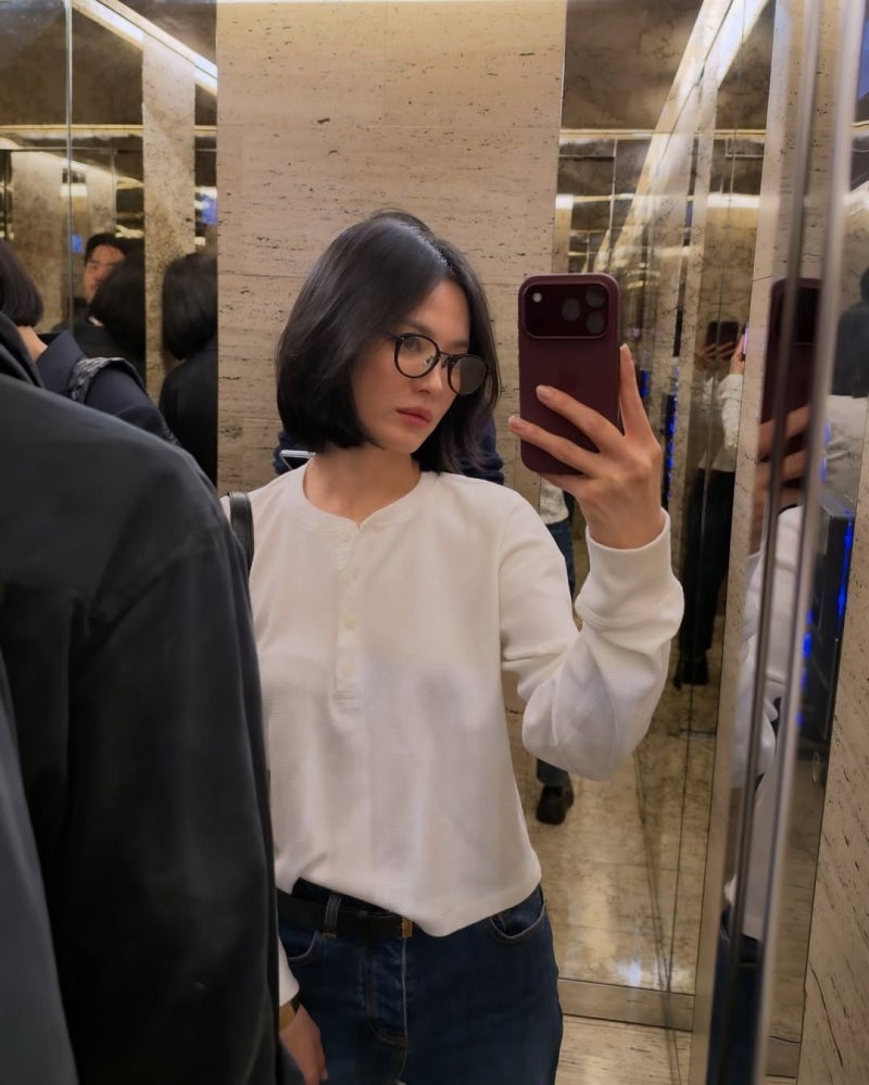 흰 티에 청바지인데…송혜교는 왜 여행룩까지 근사할까?