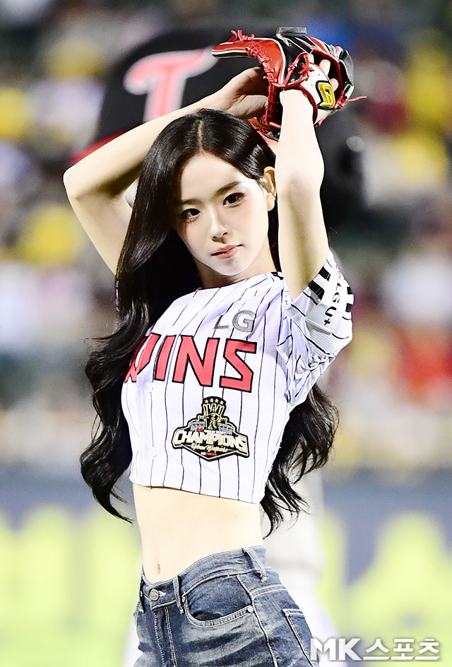 <b>트리플에스 김채연</b> ‘매끈한 복부 뽐내며 <b>시구</b>’ [MK포토]