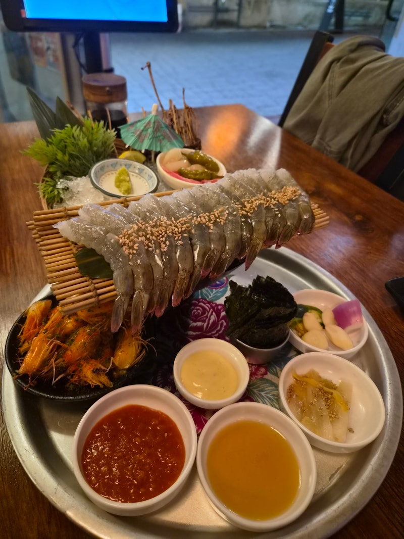 대구 교동 술집 히야 | 수족관 속 싱싱한 해산물, 제철 생새우회와 모츠나베까지