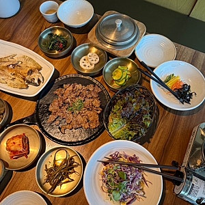 소풍 온 듯 정갈하게 차려지는 한 상, 청계산 맛집 정성 가득 한정식으로 추천하는 행복한소....