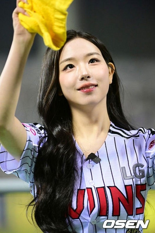 "가을야구도 승리요정 될래요"...2년 연속 LG 승리 함께한 트리플에스 김채연, 3번째 시구는 두....