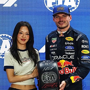 “F1 서킷까지 접수했다!” 소녀시대 효연, 싱가포르 GP 시상자로 깜짝 등장