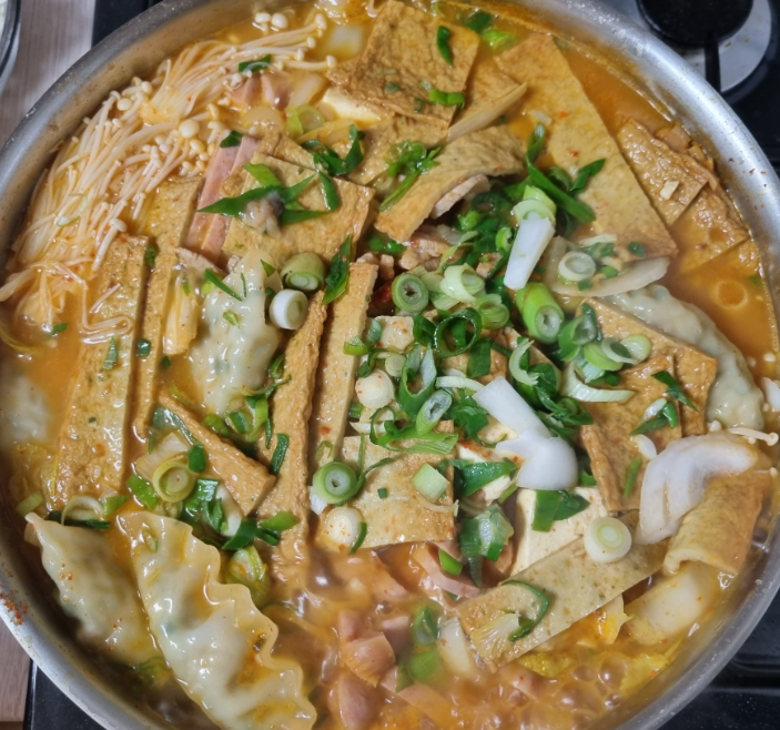 부대찌개 레시피 재료 몽땅 넣기 전 냄비 바닥부터 확인하세요