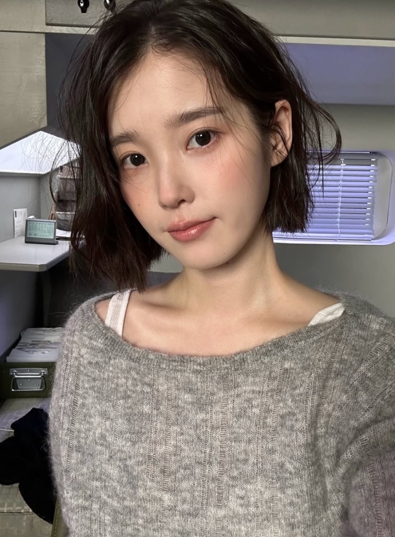 “단발머리까지 완벽해” 아이유가 입은 니트와 원피스는 어디 거?