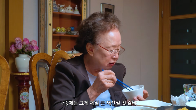 아이유에 나문희 "가장 큰 재산 될 것" 극찬…김영옥과 신곡 뮤직비디오 출연한 특별한 이유